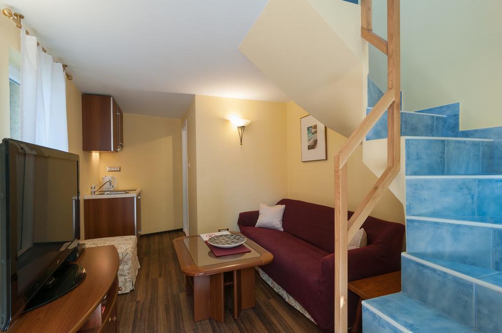 Apartments Larsen Omis Ngoại thất bức ảnh