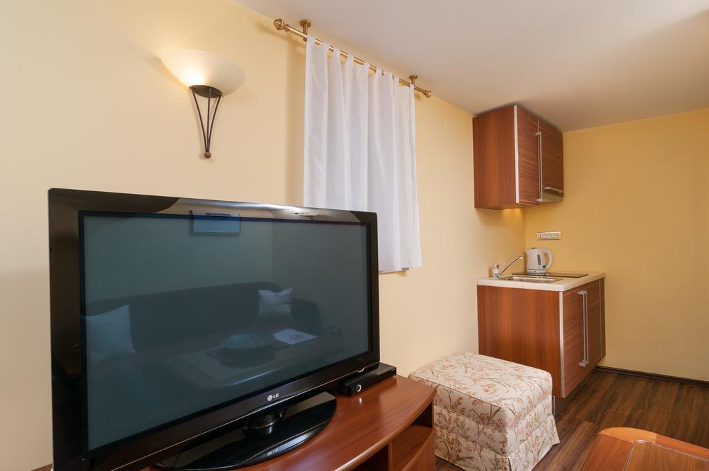 Apartments Larsen Omis Ngoại thất bức ảnh