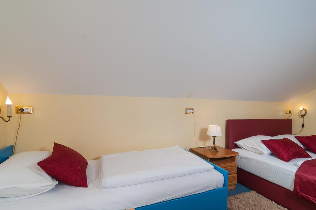 Apartments Larsen Omis Ngoại thất bức ảnh