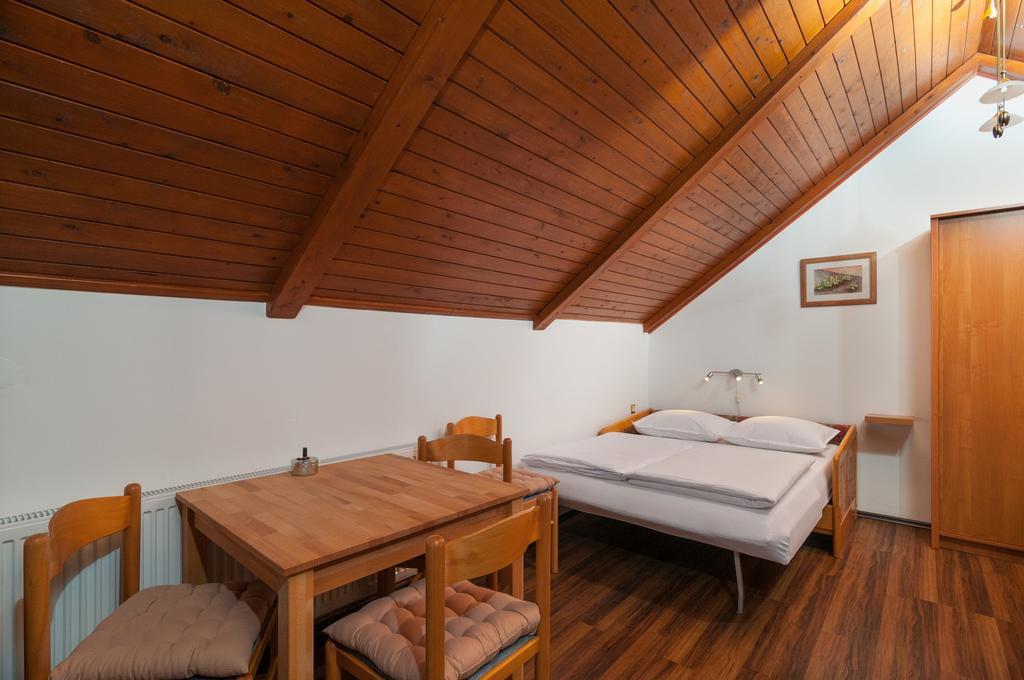 Apartments Larsen Omis Ngoại thất bức ảnh