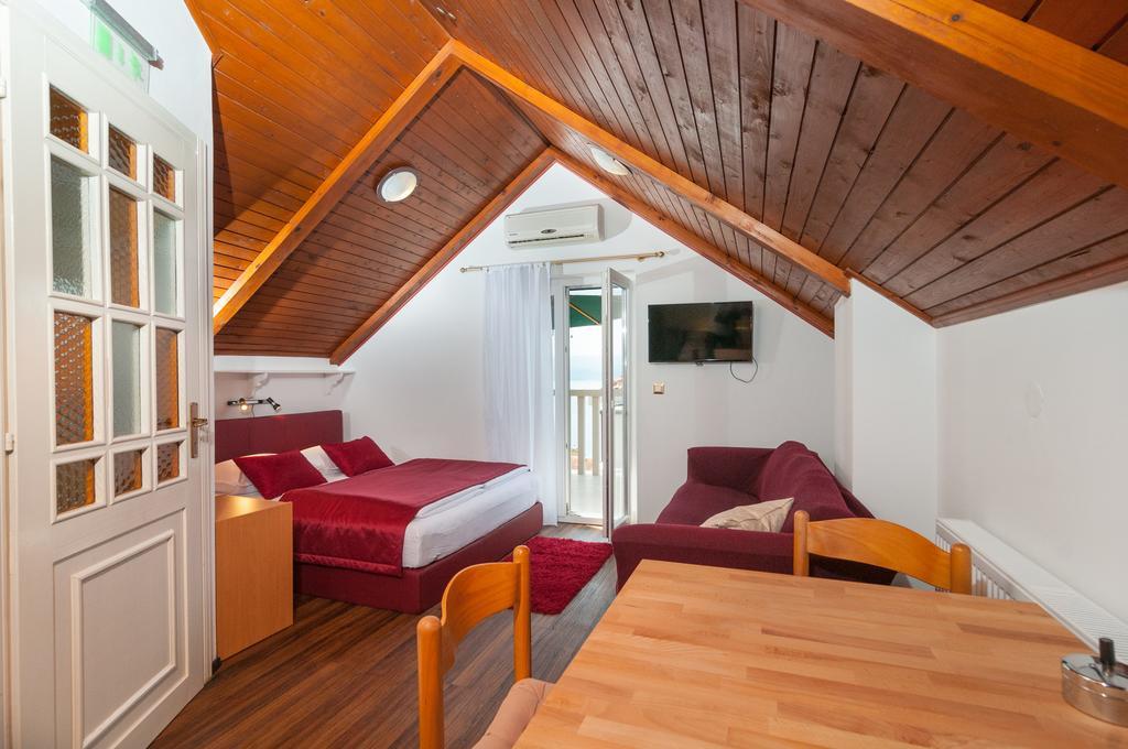 Apartments Larsen Omis Ngoại thất bức ảnh