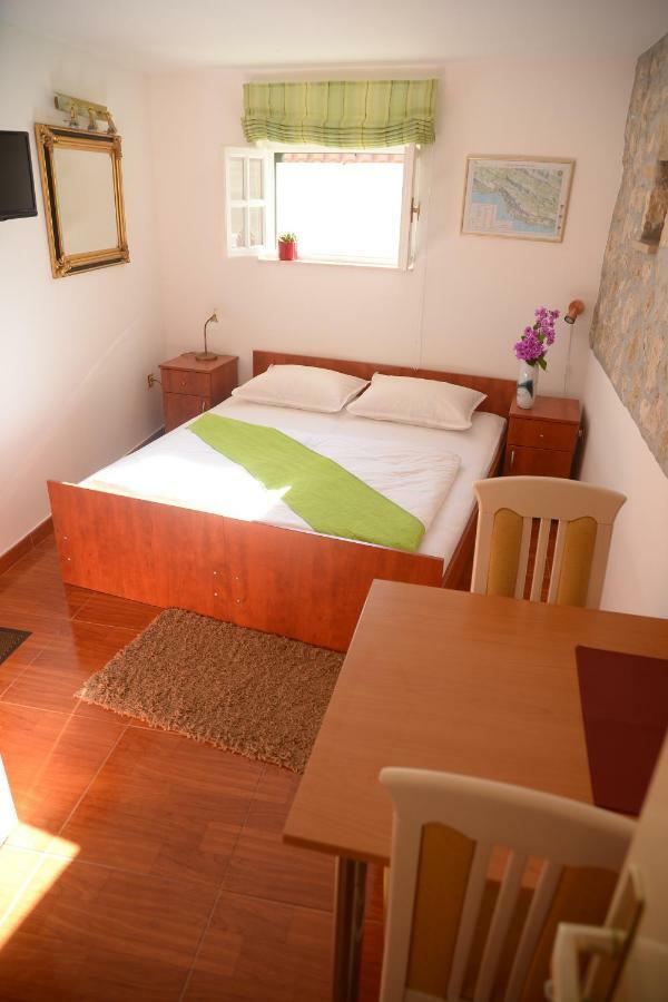 Apartments Larsen Omis Ngoại thất bức ảnh